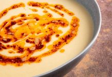 Kış aylarının vazgeçilmezleri arasında yer alan çorbalar, hem besleyici hem de doyurucu öğünler sunuyor. Özellikle kremalı karnabahar çorbası, sağlıklı beslenmeyi ön planda tutanların favori tarifleri arasında bulunuyor. Karnabaharın kendine has tadı, kremanın yumuşak dokusuyla birleştiğinde çorba, hem göz hem de damak zevki açısından tatmin edici bir hal alıyor. Evde kısa sürede hazırlanabilmesi, çorbayı pratik bir öğün hâline getiriyor. Konulu bir haber görseli.