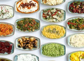 Sofraların Ortak Dili Olarak Meze Kültürü ve Toplumsal Hafızadaki Yeri Meze kültürü, yalnızca yemek öncesi iştah açan küçük tabaklardan ibaret olmayan, tarihsel, kültürel ve sosyolojik boyutları olan güçlü bir sofracılık geleneğini temsil eder. Anadolu’dan Akdeniz’e, Balkanlar’dan Orta Doğu’ya uzanan geniş bir coğrafyada meze kültürü, birlikte yeme, paylaşma ve sohbet etme pratiğinin merkezinde yer alır. Bu yönüyle meze, sadece damak tadına değil, toplumsal ilişkilere de hitap eden bir kültür unsurudur. Konulu bir haber görseli.