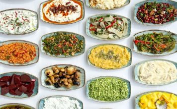 Sofraların Ortak Dili Olarak Meze Kültürü ve Toplumsal Hafızadaki Yeri Meze kültürü, yalnızca yemek öncesi iştah açan küçük tabaklardan ibaret olmayan, tarihsel, kültürel ve sosyolojik boyutları olan güçlü bir sofracılık geleneğini temsil eder. Anadolu’dan Akdeniz’e, Balkanlar’dan Orta Doğu’ya uzanan geniş bir coğrafyada meze kültürü, birlikte yeme, paylaşma ve sohbet etme pratiğinin merkezinde yer alır. Bu yönüyle meze, sadece damak tadına değil, toplumsal ilişkilere de hitap eden bir kültür unsurudur. Konulu bir haber görseli.