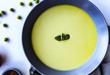 Soğuk bezelye çorbası, yaz aylarının sıcak günlerinde sofraların hafif ve ferahlatıcı başlangıcı olarak öne çıkıyor. Taze bezelye ve yoğurtla hazırlanan bu çorba, hem besleyici hem de serinletici bir lezzet sunuyor. Soğuk bezelye çorbası, içine eklenen taze nane ve baharatlarla sofralarda hem aroma hem de renk katıyor. Özellikle öğle ve akşam yemeklerinde tercih edilen bu tarif, sağlıklı ve hafif bir öğün alternatifi olarak dikkat çekiyor. Konulu bir haber görseli.