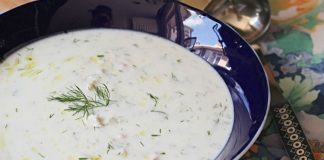 Soğuk çorbalar, özellikle yaz aylarında ferahlatıcı etkileriyle sofraların vazgeçilmezi haline geliyor. Sıcak havalarda hem hafif hem de besleyici bir seçenek sunan bu çorbalar, geleneksel tariflerden modern dokunuşlara kadar geniş bir yelpazeye sahip. Soğuk çorbalar hem sağlıklı hem de pratik oluşlarıyla ailelerin ve misafir sofralarının gözdesi oluyor. Bu tarifler arasında cacık, ayran aşı ve soğuk yoğurtlu kabak çorbası öne çıkıyor. Konulu bir haber görseli.