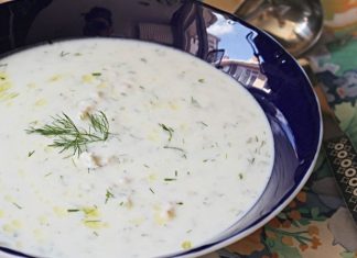 Soğuk Çorbalar Yaz Sofralarının Serinleten Lezzeti Soğuk çorbalar, özellikle yaz aylarında ferahlatıcı etkileriyle sofraların vazgeçilmezi haline geliyor. Sıcak havalarda hem hafif hem de besleyici bir seçenek sunan bu çorbalar, geleneksel tariflerden modern dokunuşlara kadar geniş bir yelpazeye sahip. Soğuk çorbalar hem sağlıklı hem de pratik oluşlarıyla ailelerin ve misafir sofralarının gözdesi oluyor. Bu tarifler arasında cacık, ayran aşı ve soğuk yoğurtlu kabak çorbası öne çıkıyor. Konulu bir haber görseli.