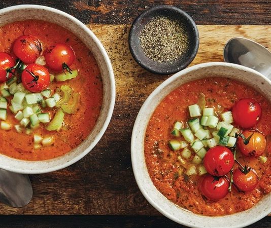 Soğuk domates çorbası, yaz aylarında sofraların en ferahlatıcı ve hafif seçeneklerinden biri olarak öne çıkıyor. Taze domateslerin doğal aroması ile hazırlanan bu çorba, hem lezzetli hem de besleyici bir başlangıç alternatifi sunuyor. Soğuk domates çorbası, içerisine eklenen biber, zeytinyağı ve taze baharatlarla hem aroma hem de renk kazanıyor. Yaz sofralarında hem öğle hem akşam yemeklerinde tercih edilen bu tarif, ferahlatıcı ve sağlıklı bir seçenek olarak dikkat çekiyor. Konulu bir haber görseli.