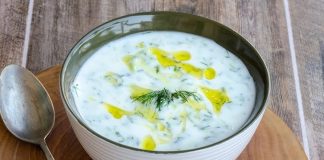 Soğuk yoğurtlu kabak çorbası, özellikle yaz aylarında sofraların vazgeçilmez başlangıcı olarak öne çıkıyor. Hafif ve ferahlatıcı bir tarif olan bu çorba, hem besleyici hem de pratik oluşuyla mutfakların favorisi hâline geliyor. Soğuk yoğurtlu kabak çorbası, taze kabak ve yoğurt ile hazırlanırken içerisine eklenen dereotu ve baharatlar çorbanın lezzetini artırıyor. Yaz sofralarında hem aile yemeklerinde hem de davet sofralarında tercih edilen bir seçenek olarak dikkat çekiyor. Konulu bir haber görseli.
