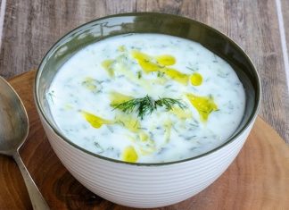 Soğuk Yoğurtlu Kabak Çorbası Yaz Sofralarının Ferahlatıcı Lezzeti Soğuk yoğurtlu kabak çorbası, özellikle yaz aylarında sofraların vazgeçilmez başlangıcı olarak öne çıkıyor. Hafif ve ferahlatıcı bir tarif olan bu çorba, hem besleyici hem de pratik oluşuyla mutfakların favorisi hâline geliyor. Soğuk yoğurtlu kabak çorbası, taze kabak ve yoğurt ile hazırlanırken içerisine eklenen dereotu ve baharatlar çorbanın lezzetini artırıyor. Yaz sofralarında hem aile yemeklerinde hem de davet sofralarında tercih edilen bir seçenek olarak dikkat çekiyor. Konulu bir haber görseli.