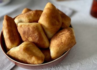 Sokaklardan Sofralara Uzanan Bir Lezzet Pişi Günü Türk mutfağının en sade ama en sevilen hamur işlerinden biri olan pişi, son yıllarda özel günlerle anılarak yeniden gündeme geliyor. Pişi Günü, hem geleneksel lezzetleri hatırlatma hem de toplumsal paylaşımı artırma amacı taşıyan anlamlı bir gün olarak öne çıkıyor. Sabah kahvaltılarından hayır etkinliklerine kadar uzanan geniş bir kullanım alanına sahip olan pişi, kültürel hafızada önemli bir yere sahip. Konulu bir haber görseli