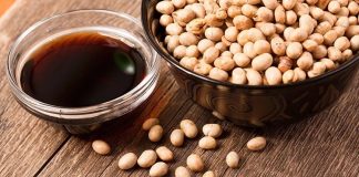 Soya, günümüzde birçok işlenmiş gıda ve alternatif ürünün temel bileşeni olarak karşımıza çıkar. Ancak soya alerjisi veya intoleransı olan bireylerde ciddi sağlık sorunlarına yol açabilir. Bu nedenle soya içermeyen diyet, güvenli ve dengeli beslenme açısından önemli bir yaklaşımdır. Bu diyet, soya ve türevlerini sınırlayarak hem besleyici hem de sağlıklı alternatifleri ön plana çıkarır. Günümüzde insanlar, sadece lezzet değil, aynı zamanda alerjenlerden kaçınarak sağlıklı bir yaşam için bilinçli seçimler yapmayı önceliyor. Konulu bir haber görseli.