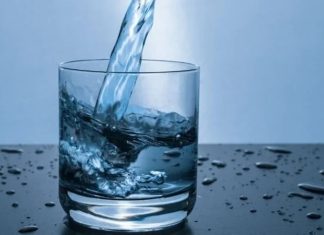 Su Oruçları ile Vücut Arınması ve Enerji Desteği Su oruçları, vücudu toksinlerden arındırmak, sindirim sistemini dinlendirmek ve metabolizmayı hızlandırmak için tercih edilen bir uygulamadır. Bu süreçte kişi, belirli bir süre boyunca sadece su tüketir ve katı gıdalardan uzak durur. Su oruçları, kısa süreli detoks programları ve sağlıklı yaşam trendleri arasında giderek popüler hale gelmektedir. Düzenli uygulandığında bağışıklık sistemini destekler, enerji seviyelerini artırır ve hücresel sağlık üzerinde olumlu etkiler sağlar. Konulu bir haber görseli.