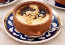 Türkiye’nin en köklü tatlılarından biri olan sütlaç, hem geleneksel hem modern sofralarda yerini korumaya devam ediyor. Tarihi Osmanlı mutfağına kadar uzanan bu hafif tatlı, son dönemde yapılan gastronomi festivalleri ve sosyal medya paylaşımlarıyla yeniden gündemin en popüler lezzetleri arasına girdi. Özellikle ev yapımı tariflerin yükselişi, doğal malzemelere olan ilginin artması ve pratik hazırlanışı, sütlaç talebini daha da artırıyor. Üstelik hem günlük tüketimde hem de özel günlerde tercih edilen bu tatlı, her yaş grubundan yoğun ilgi görüyor. Konulu bir haber görseli.