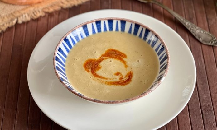 Sütlü Mercimek Çorbası Sofraların Yeni Favorisi Sütlü mercimek çorbası son yıllarda hem besleyici hem de pratik tarifler arasında öne çıkıyor. Kış aylarında sıcak bir başlangıç olarak sofraları süsleyen bu çorba hem çocuklar hem de yetişkinler tarafından sevilerek tüketiliyor. Geleneksel mercimek çorbasına süt eklenmesiyle ortaya çıkan bu tarif hem lezzeti artırıyor hem de çorbanın kıvamını yumuşatıyor. Sütlü mercimek çorbası hem günlük öğünlerde hem de özel günlerde tercih edilen bir seçenek haline geldi. Konulu bir haber görseli.