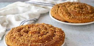 Türkiye’nin dört bir yanında hem pastanelerde hem de ev mutfaklarında sıkça görülen tahinli çörek, son dönemde yeniden popüler hale gelerek gündelik tüketimin ötesine geçen bir ilgiyle karşılanıyor. Geleneksel tatların modern sunumlarla buluştuğu bu dönemde, tahinin yoğun aroması ve çöreğin yumuşak dokusu bir araya gelerek birçok kişinin vazgeçilmez atıştırmalıkları arasında yer alıyor. Özellikle sosyal medya platformlarında paylaşılan tarifler ve pratik hazırlama yöntemleri, tahinli çörek aramalarının artmasına katkı sağlıyor. Bu ilginin artmasıyla birlikte, hem ev kullanıcıları hem de işletmeler tahinli çöreğin farklı versiyonlarını denemeye yöneliyor. Konulu bir haber görseli.