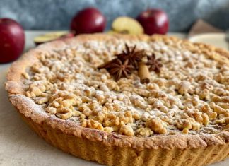 Tart Lezzeti Pastacılıkta Yeniden Yıldızlaşıyor Tatlı tutkunlarının vazgeçilmezlerinden biri olan tart, hem lezzeti hem de şık sunumuyla son yıllarda yeniden popüler hale gelen tatlı seçenekleri arasında yer alıyor. Özellikle farklı meyve ve kremalarla hazırlanabilen yapısı sayesinde pastacılık dünyasında özgün bir noktaya sahip olan tart, hafif yapısıyla da dikkat çekiyor. Mutfağa giren birçok kişi için yapımı hem eğlenceli hem de estetik sonuçlar sunan bir tatlı olması nedeniyle ev tariflerinde de geniş yer bulmaya devam ediyor. Konulu bir haber görseli.