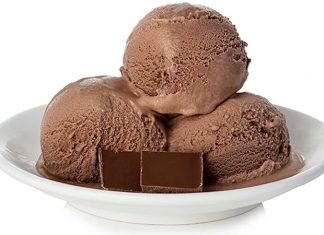 Tatlı Tutkunlarının Vazgeçilmezi Çikolata Soslu Dondurma Tatlı dünyasında bazı lezzetler vardır ki dönemler, trendler ve alışkanlıklar değişse bile popülerliğini kaybetmez. çikolata soslu dondurma da bu zamansız tatlar arasında yer alır. Soğuk ve yumuşak dondurma dokusunun, sıcak ya da akışkan çikolata sosuyla buluşması; tatlı severler için güçlü bir lezzet deneyimi sunar. Özellikle yaz aylarında serinlemek isteyenlerin ilk tercihlerinden biri olan bu tatlı, hem klasik hem de modern sunumlarla her yaş grubuna hitap etmeyi başarır. Konulu bir haber görseli.