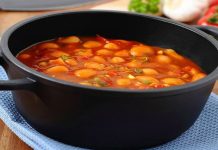 Ev mutfağının en temel unsurlarından biri olan tencere yemekleri, yüzyıllardır sofraların merkezinde yer alıyor. Ateşin başında yavaş yavaş pişen bu yemekler, sadece karın doyurmakla kalmıyor; aynı zamanda aile bağlarını, kültürel aktarımı ve gündelik yaşamın ritmini de şekillendiriyor. Günümüzde hızlı tüketim alışkanlıkları yaygınlaşsa da tencere yemekleri kültürü, hem lezzeti hem de doyuruculuğuyla önemini korumaya devam ediyor. Konulu bir haber görseli.