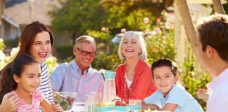 Toplumların karakterini ve değer dünyasını yansıtan en güçlü kavramlardan biri Misafirperverlik anlayışıdır. İnsanların birbirine yaklaşım biçimini belirleyen bu kavram, yalnızca bir nezaket göstergesi değil, aynı zamanda köklü bir kültürel davranış biçimidir. Tarih boyunca farklı coğrafyalarda şekillenen misafir ağırlama geleneği, özellikle Anadolu kültüründe derin ve kalıcı bir yere sahiptir. Eve gelen bir yabancının bile baş tacı edilmesi, bu anlayışın ne kadar güçlü olduğunun en somut göstergesidir. Konulu bir haber görseli.