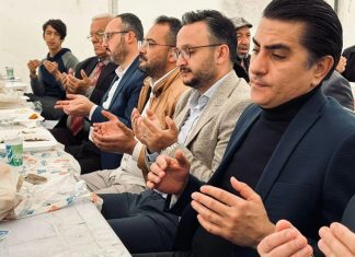 Toplumsal Hafızada Paylaşmanın Simgesi Şükür Yemeği Geleneği Toplumların ortak hafızasında önemli bir yere sahip olan Şükür Yemeği, yalnızca bir sofra etrafında toplanmayı değil, yaşanan bir iyilik, kurtuluş ya da mutluluğun ardından duyulan minnettarlığın paylaşılmasını ifade eder. Bu yönüyle şükür yemeği, bireysel bir duygunun toplumsal bir ritüele dönüşmüş hâlidir. İnsanlar bu sofralarda sadece yemek yemez, aynı zamanda yaşadıkları süreci anlamlandırır ve paylaşmanın gücünü hisseder. Konulu bir haber görseli.