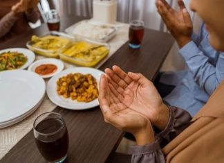 Toplumsal Hafızada Sofranın Manevi Sesi Yemek Duası Toplumların ortak kültürel ve manevi değerleri incelendiğinde Yemek Duası, yalnızca dini bir ritüel olarak değil, aynı zamanda güçlü bir gelenek ve bilinç aktarımı olarak öne çıkar. Sofranın etrafında toplanan bireylerin, yemeğe başlamadan önce şükür ve niyetle durması, hem yemeğin hem de birlikte olmanın anlamını derinleştirir. Bu yönüyle yemek duası, maddi bir ihtiyacın manevi bir çerçeveye oturtulmasını sağlar. Konulu bir haber görseli.