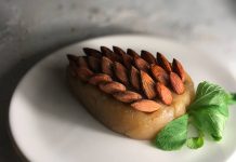 Türkiye’nin yüzyıllardır yaşattığı en özel tatlılardan biri olan un helvası, hem sade malzemeleri hem de taşıdığı anlamlarla kültürümüzde önemli bir yere sahip olmaya devam ediyor. Sadece bir tatlı olmaktan çok daha fazlası olan bu lezzet, anma günlerinden mutlu kutlamalara, mevlitlerden özel aile toplantılarına kadar pek çok anda kendine yer buluyor. Bu yönüyle un helvası, Anadolu’nun hem duygusal hem de tarihsel hafızasında yer etmiş nadir tatlılardan biri olma özelliğini taşıyor. Konulu bir haber görseli.