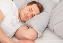 Modern yaşamın temposu, stres düzeyi ve düzensiz alışkanlıklar, uyku kalitesini her geçen gün daha fazla etkiliyor. Pek çok kişi yeterli süre uyusa bile sabahları yorgun uyanmaktan, gece sık sık bölünen uykudan ya da uykuya dalmakta zorlanmaktan şikâyet ediyor. Bu noktada yalnızca uyku saatleri değil, gün boyunca sürdürülen beslenme düzeni de büyük önem taşıyor. Uyku dostu diyet, kaliteli ve derin uykuya ulaşmayı hedefleyen, beslenme ile uyku arasındaki güçlü ilişkiye odaklanan bir yaklaşım olarak öne çıkıyor. Konulu bir haber görseli.