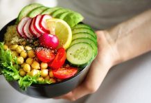Vegan beslenme, son yıllarda yalnızca bir beslenme biçimi olmanın ötesine geçerek bir yaşam tarzı ve bilinçli bir tercih olarak öne çıkmaktadır. Hayvansal kaynaklı hiçbir gıdanın tüketilmediği bu yaklaşım, hem sağlık hem de çevresel ve etik hassasiyetler çerçevesinde değerlendirilmektedir. Vegan Beslenme, bitkisel temelli yapısıyla modern beslenme tartışmalarında önemli bir yer edinmiş durumdadır. Konulu bir haber görseli.