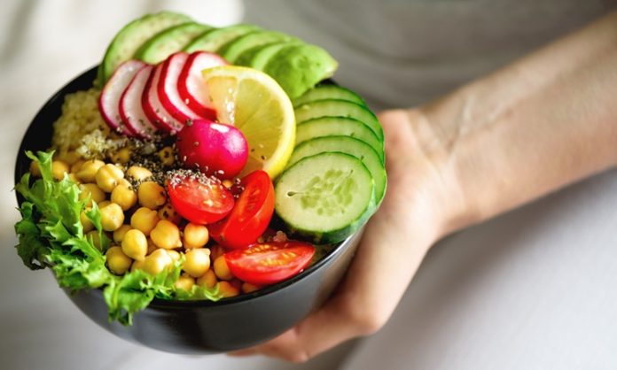 Vegan beslenme, son yıllarda yalnızca bir beslenme biçimi olmanın ötesine geçerek bir yaşam tarzı ve bilinçli bir tercih olarak öne çıkmaktadır. Hayvansal kaynaklı hiçbir gıdanın tüketilmediği bu yaklaşım, hem sağlık hem de çevresel ve etik hassasiyetler çerçevesinde değerlendirilmektedir. Vegan Beslenme, bitkisel temelli yapısıyla modern beslenme tartışmalarında önemli bir yer edinmiş durumdadır. Konulu bir haber görseli.