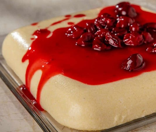 Türk mutfağının sade ama karakterli tatlıları arasında yer alan vişneli irmik tatlısı, son dönemde hem ev mutfaklarında hem de yerel işletmelerde yeniden ilgi görmeye başladı. İrmik bazlı tatlıların doyurucu yapısı ile vişnenin ekşi ve ferah aroması birleştiğinde ortaya çıkan bu lezzet, özellikle ağır şerbetli tatlılara alternatif arayanların tercihleri arasında öne çıkıyor. Mevsiminde kullanılan vişneyle hazırlanan tarifler, tatlının doğallığını ve tazeliğini daha da belirgin hale getiriyor. Konulu bir haber görseli.