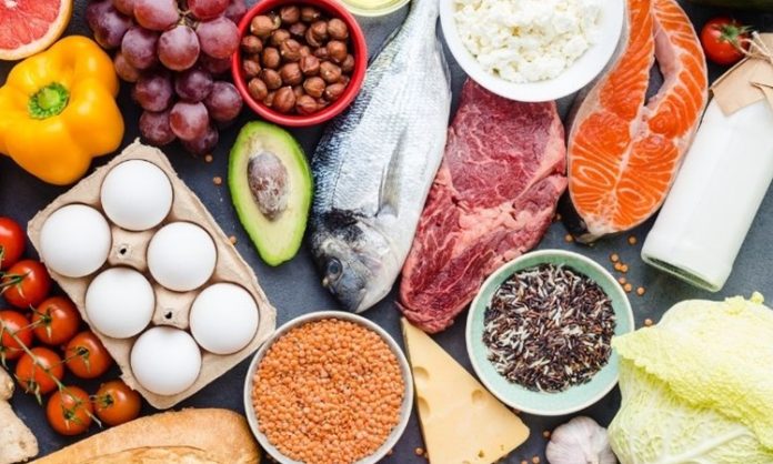 Vücut geliştirme diyeti, kas kütlesini artırmayı, vücut kompozisyonunu iyileştirmeyi ve antrenman performansını desteklemeyi hedefleyen özel bir beslenme yaklaşımı olarak öne çıkmaktadır. Günümüzde yalnızca profesyonel sporcular değil, estetik ve güçlü bir fizik elde etmek isteyen pek çok kişi vücut geliştirme diyeti kavramına ilgi göstermektedir. Çünkü ağırlık antrenmanlarının etkisi, doğru beslenme ile desteklenmediğinde istenen sonuçlara ulaşmak zorlaşmaktadır. Konulu bir haber görseli.