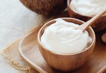 Yoğurt, tarih boyunca hem yemek kültürü hem de sağlıklı beslenme açısından önemli bir yere sahip olmuştur. İlk olarak Orta Asya ve Anadolu’da ortaya çıkan yoğurt, nesiller boyunca sofralarda vazgeçilmez bir öğe olarak kabul edilmiştir. Yoğurt, sadece besleyici bir süt ürünü değil, aynı zamanda sofra geleneğinin bir parçası olarak kültürel mirası da taşır. Konulu bir haber görseli.