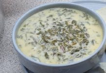 Yoğurtlu pancar çorbası, özellikle yaz aylarında sofraların en sağlıklı ve ferahlatıcı seçeneklerinden biri olarak öne çıkıyor. Taze pancarın doğal rengi ve aromasıyla hazırlanan bu çorba, hem görsel olarak hem de lezzet olarak sofraları süslüyor. Yoğurtlu pancar çorbası, yoğurt ile birleştiğinde hem hafif hem besleyici bir başlangıç sunuyor. İçerisine eklenen dereotu ve baharatlar çorbanın aromasını artırıyor. Yaz sofralarında hem öğle hem akşam yemeklerinde tercih edilen bu tarif, ferahlatıcı ve doyurucu bir seçenek olarak dikkat çekiyor. Konulu haber görseli.