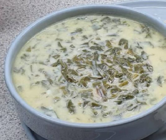 Yoğurtlu pancar çorbası, özellikle yaz aylarında sofraların en sağlıklı ve ferahlatıcı seçeneklerinden biri olarak öne çıkıyor. Taze pancarın doğal rengi ve aromasıyla hazırlanan bu çorba, hem görsel olarak hem de lezzet olarak sofraları süslüyor. Yoğurtlu pancar çorbası, yoğurt ile birleştiğinde hem hafif hem besleyici bir başlangıç sunuyor. İçerisine eklenen dereotu ve baharatlar çorbanın aromasını artırıyor. Yaz sofralarında hem öğle hem akşam yemeklerinde tercih edilen bu tarif, ferahlatıcı ve doyurucu bir seçenek olarak dikkat çekiyor. Konulu haber görseli.