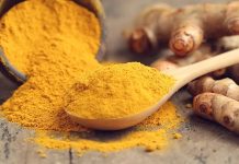 Zerdeçal, parlak sarı rengi ve kendine has aromasıyla son yıllarda mutfaklarda ve gündelik yaşamda daha fazla görünür hâle gelen özel bir baharattır. Geleneksel kullanımı yüzyıllara dayanan zerdeçal, yalnızca bir lezzet unsuru değil, aynı zamanda kültürel ve simgesel anlamlar taşıyan bir bitkidir. Özellikle Doğu mutfaklarında önemli bir yere sahip olan zerdeçal, günümüzde küresel mutfak kültürünün de dikkat çeken parçalarından biri hâline gelmiştir. Konulu bir haber görseli.