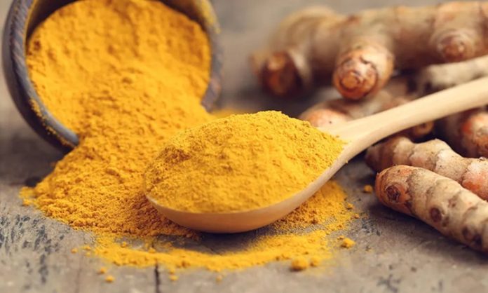 Zerdeçal, parlak sarı rengi ve kendine has aromasıyla son yıllarda mutfaklarda ve gündelik yaşamda daha fazla görünür hâle gelen özel bir baharattır. Geleneksel kullanımı yüzyıllara dayanan zerdeçal, yalnızca bir lezzet unsuru değil, aynı zamanda kültürel ve simgesel anlamlar taşıyan bir bitkidir. Özellikle Doğu mutfaklarında önemli bir yere sahip olan zerdeçal, günümüzde küresel mutfak kültürünün de dikkat çeken parçalarından biri hâline gelmiştir. Konulu bir haber görseli.