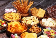 Günlük yaşam temposu arttıkça öğün aralarında yapılan küçük kaçamaklar beslenme düzeninin önemli bir parçası haline gelmiştir. Atıştırmalık kontrolü, bu noktada sağlıklı yaşam hedefleri olan bireyler için dikkat edilmesi gereken temel konulardan biri olarak öne çıkar. Plansız ve farkında olmadan yapılan atıştırmalar, gün sonunda beklenenden daha yüksek bir tüketimle sonuçlanabilir. Konulu bir haber görseli.