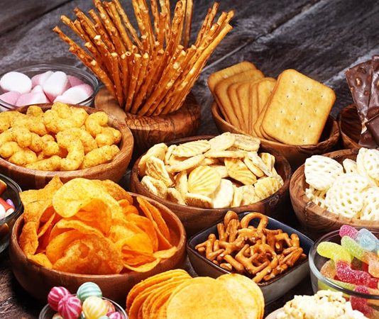 Günlük yaşam temposu arttıkça öğün aralarında yapılan küçük kaçamaklar beslenme düzeninin önemli bir parçası haline gelmiştir. Atıştırmalık kontrolü, bu noktada sağlıklı yaşam hedefleri olan bireyler için dikkat edilmesi gereken temel konulardan biri olarak öne çıkar. Plansız ve farkında olmadan yapılan atıştırmalar, gün sonunda beklenenden daha yüksek bir tüketimle sonuçlanabilir. Konulu bir haber görseli.