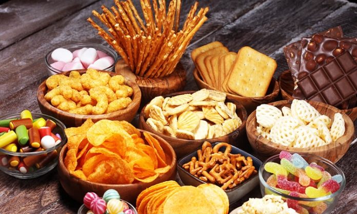 Atıştırmalık Kontrolü Günlük Beslenmede Bilinçli Denge Günlük yaşam temposu arttıkça öğün aralarında yapılan küçük kaçamaklar beslenme düzeninin önemli bir parçası haline gelmiştir. Atıştırmalık kontrolü, bu noktada sağlıklı yaşam hedefleri olan bireyler için dikkat edilmesi gereken temel konulardan biri olarak öne çıkar. Plansız ve farkında olmadan yapılan atıştırmalar, gün sonunda beklenenden daha yüksek bir tüketimle sonuçlanabilir. Konulu bir haber görseli.