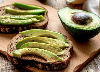 Avokado İle Sofralarda Yükselen Doğal Lezzet Son yıllarda mutfak kültüründe adını sıkça duyuran avokado, hem sade tadı hem de çok yönlü kullanımıyla dikkat çekiyor. Bir dönem yalnızca belirli tariflerde yer bulan bu meyve, günümüzde kahvaltıdan ana yemeklere kadar pek çok sofrada kendine yer açmış durumda. Özellikle doğal ve dengeli beslenmeye yönelen tüketicilerin tercihi olan avokado, mutfak alışkanlıklarını da dönüştürüyor. Konulu bir haber görseli.