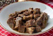 Az Yağlı Kavurma İle Dengeli Ve Lezzetli Sofralar Geleneksel mutfak kültüründe önemli bir yere sahip olan kavurma, genellikle yüksek yağ oranıyla anılsa da son yıllarda daha bilinçli pişirme yaklaşımlarıyla yeniden yorumlanıyor. Özellikle az yağlı kavurma, hem lezzetten ödün vermeden hem de daha dengeli beslenme hedefleriyle uyumlu olması nedeniyle dikkat çekiyor. Bu yöntem, klasik kavurmanın yoğun yapısını daha hafif hale getirerek geniş bir kitleye hitap ediyor. Konulu bir haber görseli.