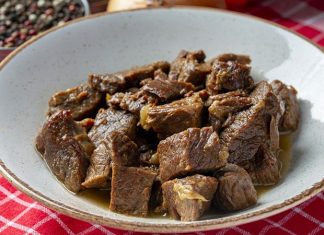 Geleneksel mutfak kültüründe önemli bir yere sahip olan kavurma, genellikle yüksek yağ oranıyla anılsa da son yıllarda daha bilinçli pişirme yaklaşımlarıyla yeniden yorumlanıyor. Özellikle az yağlı kavurma, hem lezzetten ödün vermeden hem de daha dengeli beslenme hedefleriyle uyumlu olması nedeniyle dikkat çekiyor. Bu yöntem, klasik kavurmanın yoğun yapısını daha hafif hale getirerek geniş bir kitleye hitap ediyor. Konulu bir haber görseli.