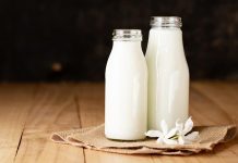 Az yağlı süt ürünleri, sağlıklı beslenme bilincinin artmasıyla birlikte son yıllarda sofralarda daha fazla yer almaya başlayan gıda grupları arasında bulunuyor. Süt, yoğurt, peynir ve ayran gibi temel ürünlerin daha düşük yağ oranına sahip versiyonları, hem besin değerini koruması hem de kalori kontrolüne yardımcı olması nedeniyle tercih ediliyor. Özellikle dengeli beslenmek isteyen bireyler için az yağlı süt ürünleri, günlük beslenme düzeninde önemli bir alternatif sunuyor. Konulu bir haber görseli.