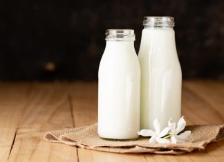 Az yağlı süt ürünleri, sağlıklı beslenme bilincinin artmasıyla birlikte son yıllarda sofralarda daha fazla yer almaya başlayan gıda grupları arasında bulunuyor. Süt, yoğurt, peynir ve ayran gibi temel ürünlerin daha düşük yağ oranına sahip versiyonları, hem besin değerini koruması hem de kalori kontrolüne yardımcı olması nedeniyle tercih ediliyor. Özellikle dengeli beslenmek isteyen bireyler için az yağlı süt ürünleri, günlük beslenme düzeninde önemli bir alternatif sunuyor. Konulu bir haber görseli.