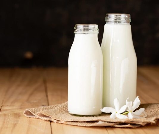 Az yağlı süt ürünleri, sağlıklı beslenme bilincinin artmasıyla birlikte son yıllarda sofralarda daha fazla yer almaya başlayan gıda grupları arasında bulunuyor. Süt, yoğurt, peynir ve ayran gibi temel ürünlerin daha düşük yağ oranına sahip versiyonları, hem besin değerini koruması hem de kalori kontrolüne yardımcı olması nedeniyle tercih ediliyor. Özellikle dengeli beslenmek isteyen bireyler için az yağlı süt ürünleri, günlük beslenme düzeninde önemli bir alternatif sunuyor. Konulu bir haber görseli.