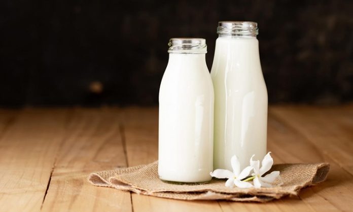 Az Yağlı Süt Ürünleri Dengeli Beslenmenin Hafif Seçeneği Az yağlı süt ürünleri, sağlıklı beslenme bilincinin artmasıyla birlikte son yıllarda sofralarda daha fazla yer almaya başlayan gıda grupları arasında bulunuyor. Süt, yoğurt, peynir ve ayran gibi temel ürünlerin daha düşük yağ oranına sahip versiyonları, hem besin değerini koruması hem de kalori kontrolüne yardımcı olması nedeniyle tercih ediliyor. Özellikle dengeli beslenmek isteyen bireyler için az yağlı süt ürünleri, günlük beslenme düzeninde önemli bir alternatif sunuyor. Konulu bir haber görseli.