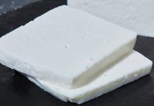 Türk mutfağının en köklü ve en çok tüketilen ürünlerinden biri olan beyaz peynir, yüzyıllardır sofraların baş tacı olmayı sürdürüyor. Kahvaltı kültürünün vazgeçilmez bir parçası olan beyaz peynir, sadece sabah öğünlerinde değil, salatalardan böreklere, sandviçlerden ana yemeklere kadar geniş bir kullanım alanına sahip. Tuzu, dokusu ve aromasıyla farklı damak tatlarına hitap eden bu ürün, her yaştan tüketicinin favorileri arasında yer alıyor. Konulu bir haber görseli.
