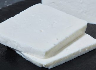 Beyaz Peynir Sofraların Değişmeyen Lezzeti Türk mutfağının en köklü ve en çok tüketilen ürünlerinden biri olan beyaz peynir, yüzyıllardır sofraların baş tacı olmayı sürdürüyor. Kahvaltı kültürünün vazgeçilmez bir parçası olan beyaz peynir, sadece sabah öğünlerinde değil, salatalardan böreklere, sandviçlerden ana yemeklere kadar geniş bir kullanım alanına sahip. Tuzu, dokusu ve aromasıyla farklı damak tatlarına hitap eden bu ürün, her yaştan tüketicinin favorileri arasında yer alıyor. Konulu bir haber görseli.