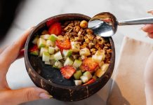 Vegan restoranları, son yıllarda yalnızca belirli bir beslenme tercihine hitap eden mekânlar olmaktan çıkarak geniş bir kitleye seslenen gastronomi duraklarına dönüşmüş durumda. Hayvansal hiçbir ürün kullanılmadan hazırlanan menüler, hem etik hassasiyetleri hem de çevresel kaygıları olan bireyler için önemli bir alternatif sunuyor. Günümüzde vegan restoranları, sağlıklı yaşam arayışı, sürdürülebilirlik ve yeni tatlar keşfetme isteğinin birleştiği özel alanlar olarak dikkat çekiyor. Konulu bir haber görseli.