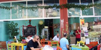 Son yıllarda sağlıklı yaşam, çevre bilinci ve etik tüketim kavramlarının daha fazla konuşulmasıyla birlikte vegan kafeler şehir yaşamında önemli bir yer edinmeye başladı. Hayvansal ürünlerin kullanılmadığı, tamamen bitki temelli içeriklerle hazırlanan menüler sunan bu mekânlar, yalnızca bir beslenme tercihini değil, aynı zamanda bir yaşam felsefesini de temsil ediyor. Vegan kafeler, hem vegan bireyler hem de farklı lezzetler denemek isteyenler için cazip bir alternatif oluşturuyor. Konulu bir haber görseli.