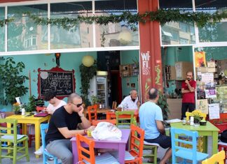 Bitki Temelli Yaşamın Yeni Buluşma Noktası Vegan Kafeler Son yıllarda sağlıklı yaşam, çevre bilinci ve etik tüketim kavramlarının daha fazla konuşulmasıyla birlikte vegan kafeler şehir yaşamında önemli bir yer edinmeye başladı. Hayvansal ürünlerin kullanılmadığı, tamamen bitki temelli içeriklerle hazırlanan menüler sunan bu mekânlar, yalnızca bir beslenme tercihini değil, aynı zamanda bir yaşam felsefesini de temsil ediyor. Vegan kafeler, hem vegan bireyler hem de farklı lezzetler denemek isteyenler için cazip bir alternatif oluşturuyor. Konulu bir haber görseli.