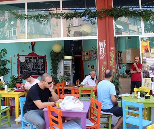 Bitki Temelli Yaşamın Yeni Buluşma Noktası Vegan Kafeler Son yıllarda sağlıklı yaşam, çevre bilinci ve etik tüketim kavramlarının daha fazla konuşulmasıyla birlikte vegan kafeler şehir yaşamında önemli bir yer edinmeye başladı. Hayvansal ürünlerin kullanılmadığı, tamamen bitki temelli içeriklerle hazırlanan menüler sunan bu mekânlar, yalnızca bir beslenme tercihini değil, aynı zamanda bir yaşam felsefesini de temsil ediyor. Vegan kafeler, hem vegan bireyler hem de farklı lezzetler denemek isteyenler için cazip bir alternatif oluşturuyor. Konulu bir haber görseli.