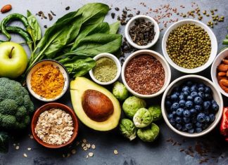 Bitkisel Ağırlıklı Beslenme Sağlıklı Yaşam Arayışında Yeni Bir Denge Sunuyor Son yıllarda beslenme alışkanlıkları, sağlık ve çevre bilincinin artmasıyla birlikte önemli bir dönüşüm sürecine girdi. Bu dönüşümün merkezinde ise bitkisel ağırlıklı beslenme yer alıyor. Hayvansal ürünlerin tamamen dışlanmadığı ancak bitkisel gıdaların temel alındığı bu beslenme yaklaşımı, hem beden sağlığını korumayı hem de yaşam kalitesini artırmayı hedefliyor. Uzmanlar, bu modelin katı diyet anlayışlarından farklı olarak daha sürdürülebilir ve uygulanabilir olduğunu vurguluyor. Konulu bir haber görseli.