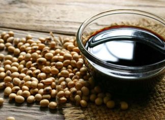 Bitkisel Gücün Simgesi Soya’nın Küresel Önemi ve Yükselen Değeri Soya, günümüz dünyasında hem gıda hem de sanayi alanında stratejik bir konuma sahip olan en önemli tarım ürünlerinden biri olarak öne çıkıyor. Yüksek protein içeriği, çok yönlü kullanım alanı ve küresel ticaretteki payıyla dikkat çeken Soya, yalnızca bir baklagil değil; aynı zamanda modern beslenme ve endüstriyel üretimin temel taşlarından biri olarak kabul ediliyor. Hayvan yeminden bitkisel yağlara, et alternatiflerinden biyoyakıta kadar uzanan geniş bir kullanım yelpazesi, soyanın değerini her geçen gün daha da artırıyor. Konulu bir haber görseli.